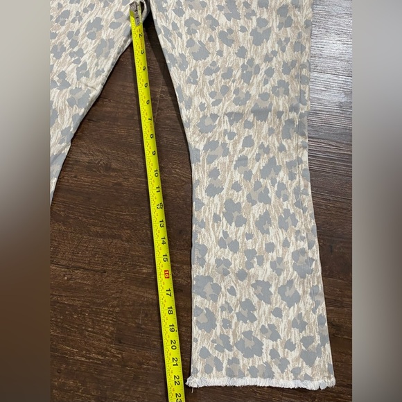 ⭐NWT⭐ < LOFT > Frayed High Rise Kick Crop Jeans - Picture 14 of 16